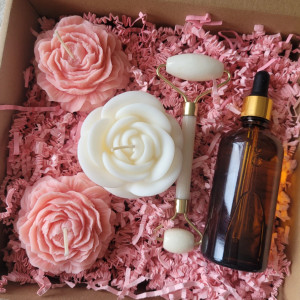 Zestaw upominkowy z olejem ze słodkich migdałów,  rollerem I świecami sojowymi