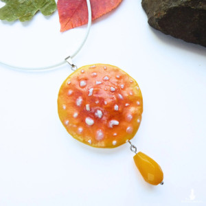 Wisior Kapelusz muchomora z kroplą miodowego jadeitu