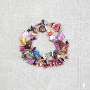 6896 Kolorowy naszyjnik z naturalnych kamieni i masy perłowej