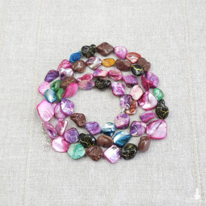 6898 Długi, kolorowy naszyjnik z masy perłowej