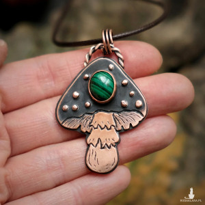 Jesienny wisior miedziany naszyjnik grzyb muchomor z malachitem