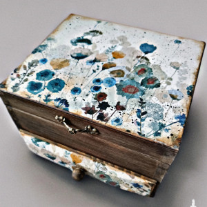 Drewniana szkatułka na biżuterię "Kwiatki"