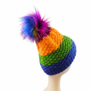 6904 Energetyczna Czapka Beanie w Żywe Pasy z Fuksjowym Pomponem - ciepła, kolorowa efektowna, ręcznie robiona czapka