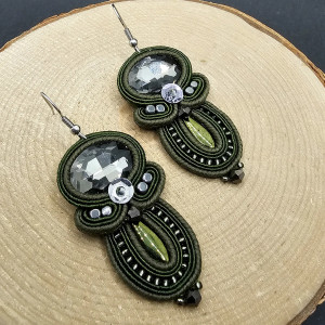 Oliwkowo-szare kolczyki sutasz z kryształkami