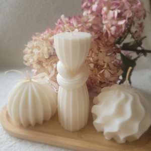 Zestaw świec sojowych na drewnianej tacy