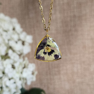 złota zawieszka złoty wisiorek naszyjnik żywica z żywicy kwiaty z kwiatami kwiaty żywica biżuteria bratek