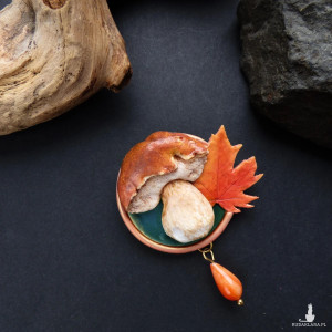 Broszka „Borowik z kroplą korala”