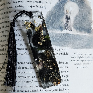 Zakładka z żywicy epoksydowej z orchideą storczykiem i płatkami kwiatów M26