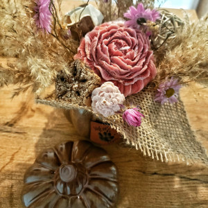 Zestaw jesienny – świeca sojowa w kształcie piwonii w ceramicznej dyni