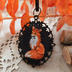 Lisek, zawieszka ręcznie wyszywana