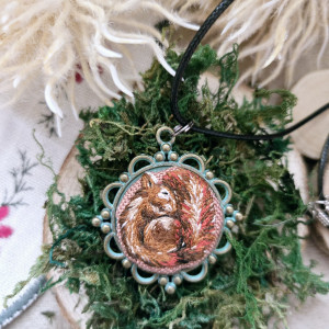 Wiewiórka, zawieszka ręcznie wyszywana