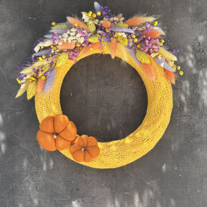 Słonecznikowy wianek w sweterku z ręcznie szytymi dyniami