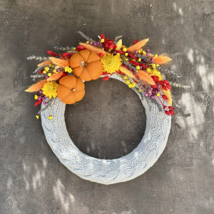 Jesienny wianek w sweterku z ręcznie szytymi dyniami