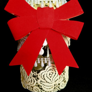 Dekoracyjny lampion szklany z koronką i czerwoną kokardą