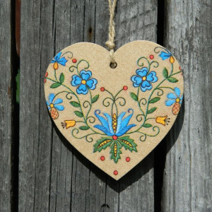 Małe drewniane serduszko z motywem haftu kaszubskiego, polska sztuka ludowa, wystrój wnętrz w stylu rustykalnym, folkowy prezent z Kaszub