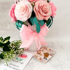 Bukiet z różami w flowerbox (rozmiar M)