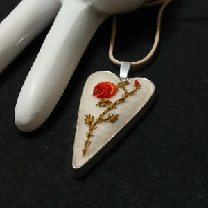 Ręcznie haftowany wisior  FLORA