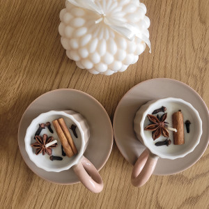 Urocza świeca sojowa o zapachu cynamonu z przyprawami korzennymi