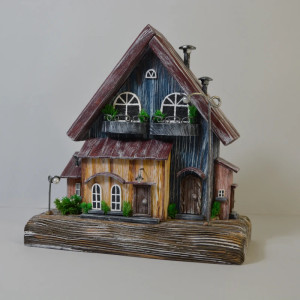 Ręcznie robiony drewniany domek dekoracyjny – rustykalna ozdoba do domu