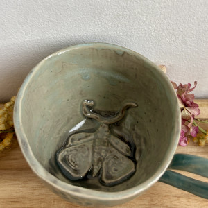 Filiżanka z szarą ćmą