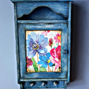 Drewniana skrzynka na klucze, "Malowane kwiaty"