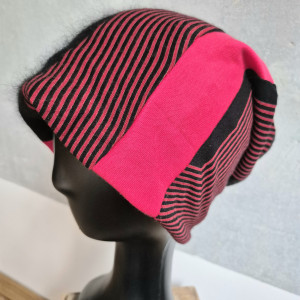 Czapka czerwono-czarna