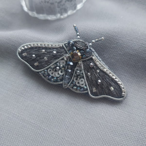 Urocza broszka ĆMA srebrno-szara