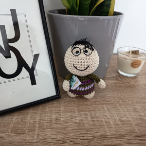 Szydełkowy brelok mól książkowy w dodających uroku okularach