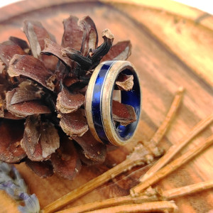 Oceaniczny Szept – pierścionek z drewna jesionu i ciemnoniebieskiego celuoidu