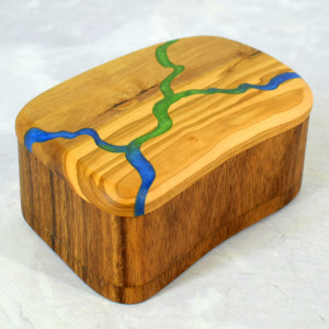 Szkatułka 14 cm z drewna oliwnego i żywicy