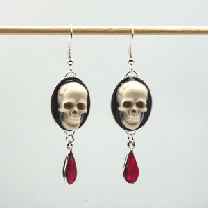 Kolczyki gotyckie z żywicy z czaszką i łezką 068