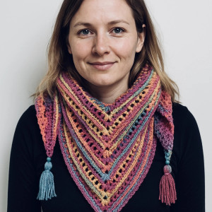 Kolorowa ciepła chusta z chwostami ręcznie robiona