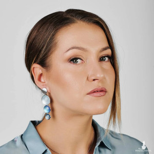 Długie kolczyki w perłowych kolorach zimy Meyra e6/m31