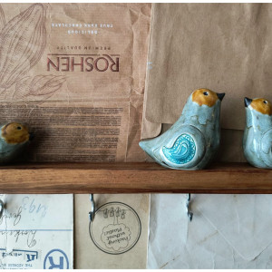 Wieszak z seledynowymi ptaszkami