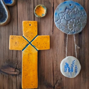 ceramiczny krzyż do powieszenia na ścianie, pamiątka Chrztu, prezent na Komunię