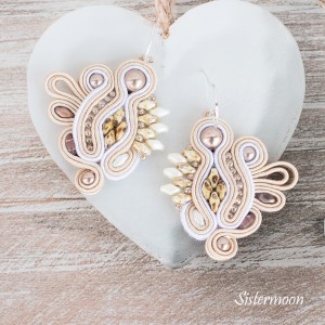 Pastelowe kolczyki sutasz Panterka z perełkami Swarovskiego