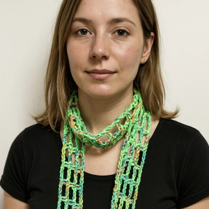 Wąski ażurowy szalik naszyjnik ozdoba na szyję zieleń