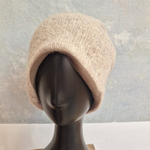Czapka wełniana beżowa spokojna