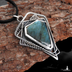 Wisiorek srebrny z labradorytem geometryczny