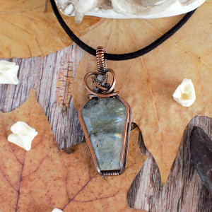 Wisior trumna labradoryt miedź antyczna jesień halloween