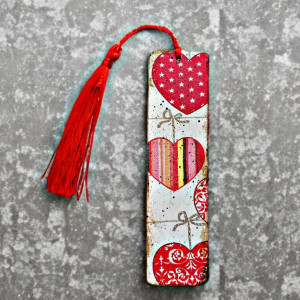 Drewniana zakładka do książki "Serca"
