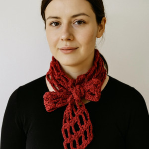 Wąski ażurowy szalik naszyjnik ozdoba na szyję czerwień