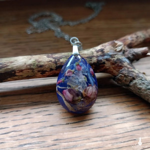 Komplet biżuterii z żywicy epoksydowej z suszonymi kwiatami - wisiorek i kolczyki | KROPLA WIOSNY