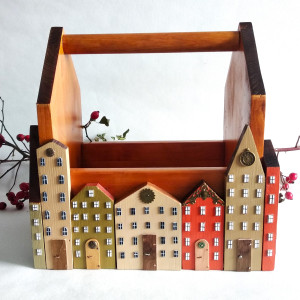 Drewniana dekoracyjna skrzyneczka w jesiennych barwach.