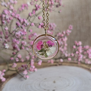 złota zawieszka złoty wisiorek naszyjnik żywica z żywicy kwiaty z kwiatami retro naturalna dziewczęca kobieca różowa gipsówka