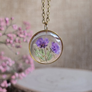 złota zawieszka złoty wisiorek naszyjnik żywica z żywicy kwiaty z kwiatami retro naturalna dziewczęca kobieca fioletowa gipsówka