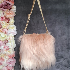 Różowa futrzana torebka na ramię ze złotymi elementami