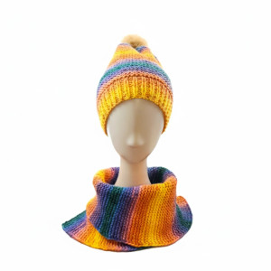 6915 Zimowy Zestaw: Czapka Beanie i Komin w Kolorowe Paski (Zachód Słońca)
