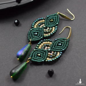 Kolczyki w odcieniach butelkowej zieleni i złota z zieloną kroplą