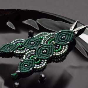 Kolczyki z koralików w odcieniu ciemnej zieleni i srebra